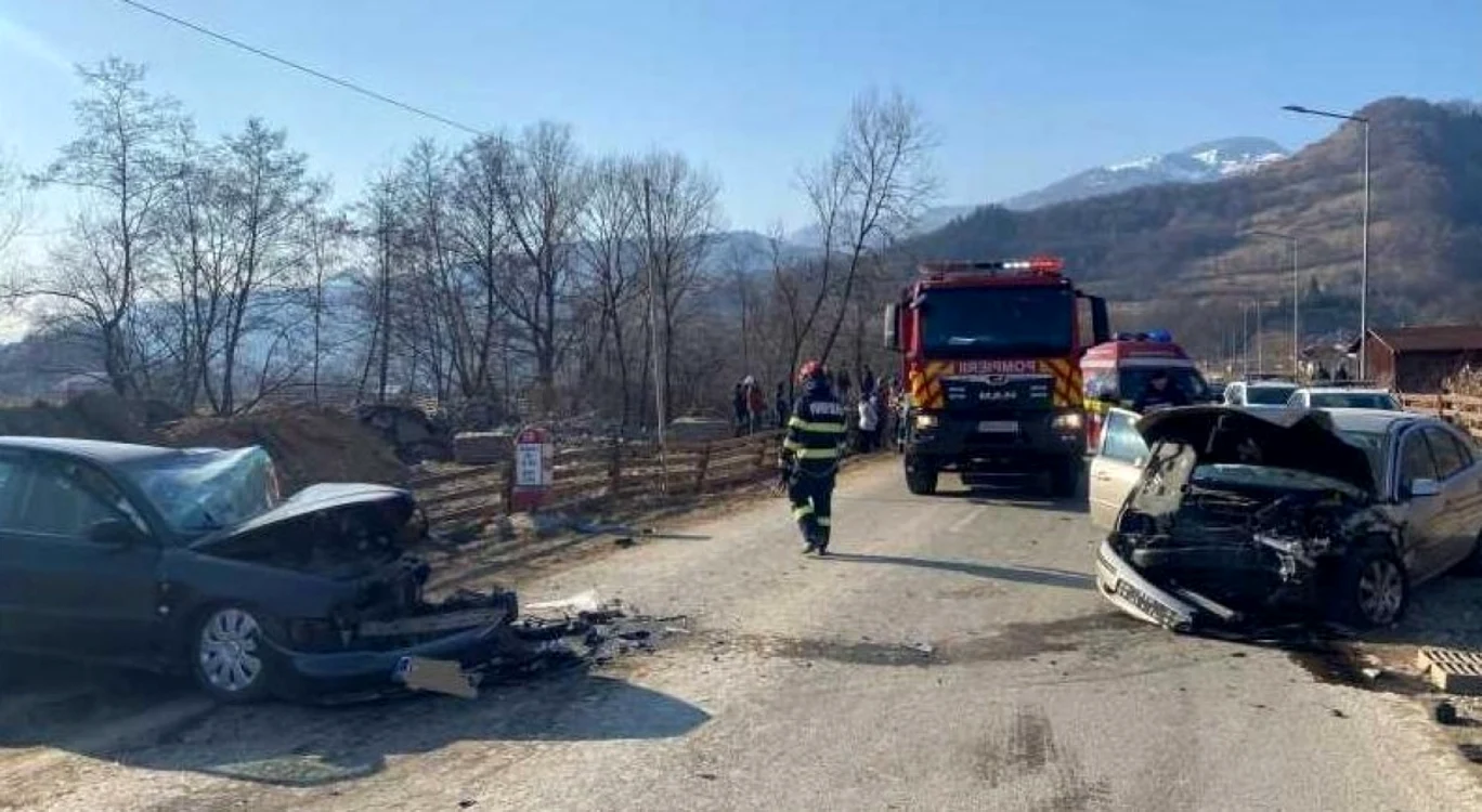Şoferii implicaţi în accident au 18, respectiv, 19 ani. Foto ISU Bistriţa-Năsăud