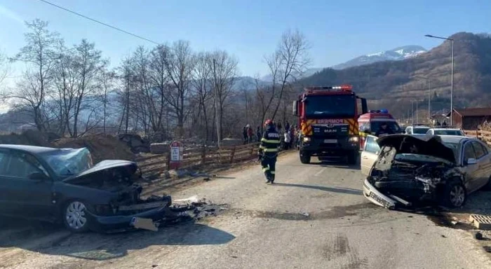 Şoferii implicaţi în accident au 18, respectiv, 19 ani. Foto ISU Bistriţa-Năsăud