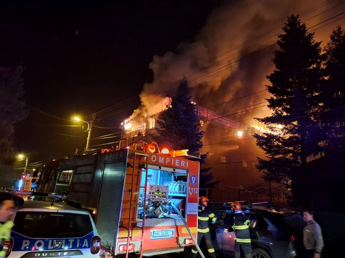 Intervenţie pentru stingerea incediului şi evacuarea victimelor, FOTO ISU Bucureşti -Ilfov