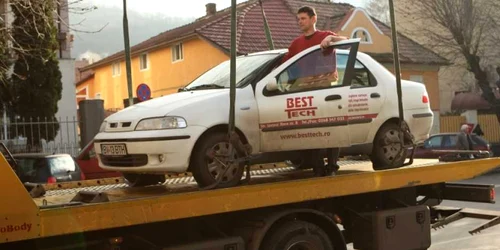 Proprietarul maşinii a refuzat să coboare de platformă. Foto: Stelian Grăjdan