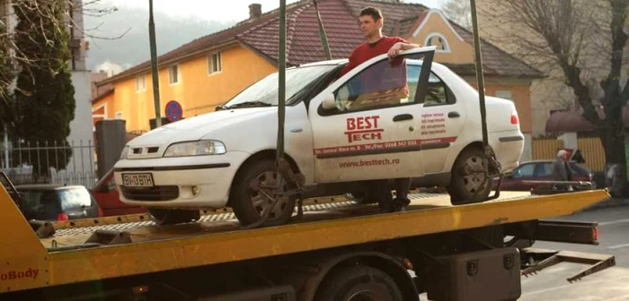 Proprietarul maşinii a refuzat să coboare de platformă. Foto: Stelian Grăjdan