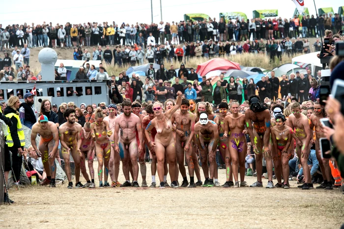 Toată lumea e în pielea goală? Start!