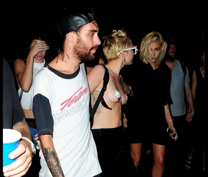 Miley şi prietenii s-au distrat la o petrecere sâmbătă seară