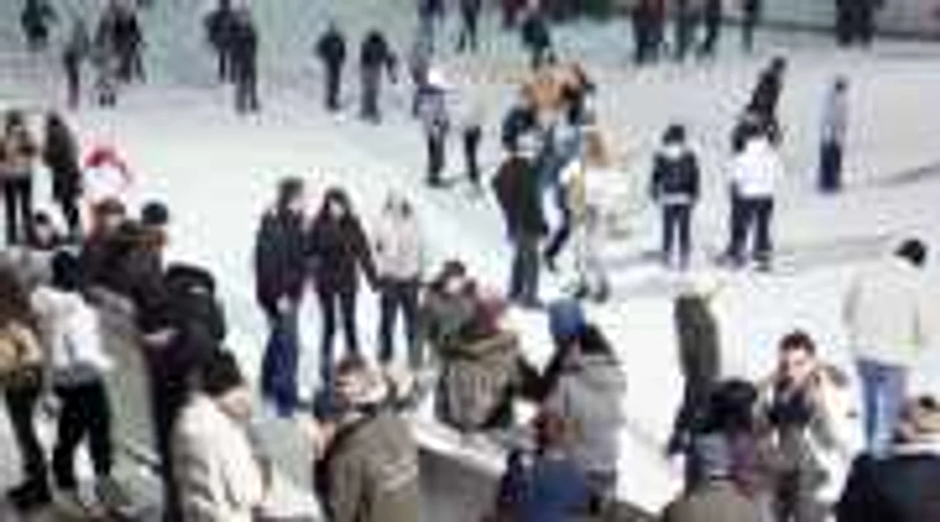 Pasionaţii sporturilor de iarnă umplu la sfârşit de săptămână ringul de gheaţă din centru