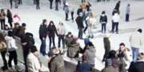 Pasionaţii sporturilor de iarnă umplu la sfârşit de săptămână ringul de gheaţă din centru