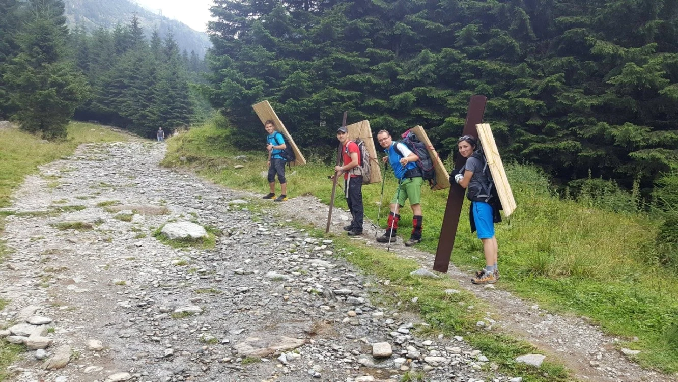 Pe cărări de munte, cu spinările îndoite de... voluntariat FOTO Asociaţia ALPS