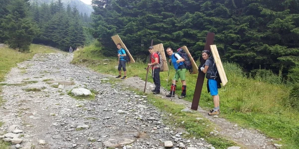 La cărat materiale pe munte FOTO Asociaţia ALPS