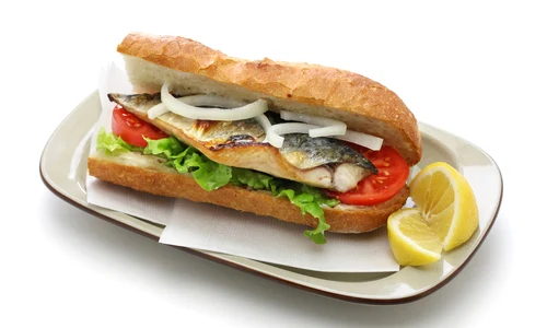 sandvis macrou balik ekmek shutterstock 392683315 jpg
