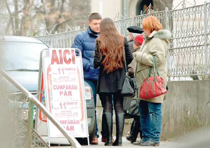 
    Şoseaua Colentina nr. 11.  Samsarul ne-ar fi oferit  circa 50 de lei pentru un păr  nevopsit, lung de 55 cm  