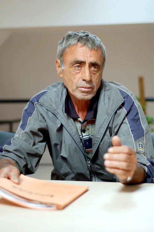 Octavian Dumitrescu a rămas fără casă din cauza unor escroci, a unui notar şi a unui judecător