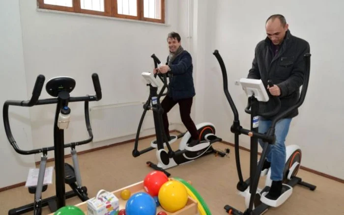Primarul George Scripcaru şi viceprimarul Răzvan Popa au fost primii care au testat aparatura. FOTONikon