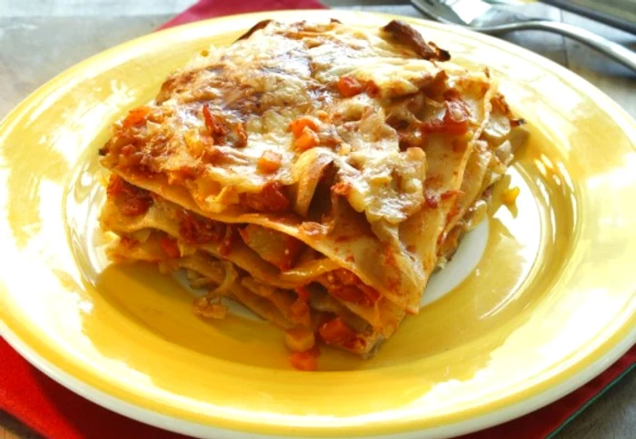 Postul va trece mult mai usor dacă încerci o lasagna de post cu ciuperciclickpoftabuna.ro