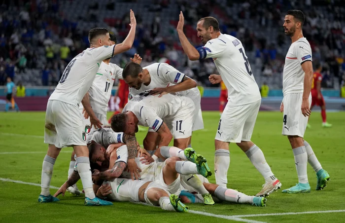
    Italienii jubilează după golul înscris de BarellaFoto: EPA-EFE  