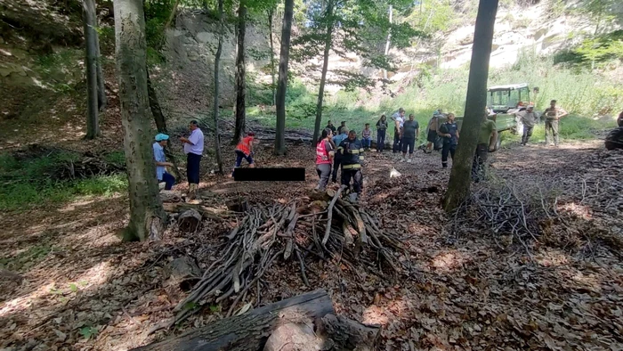 Tractorist plecat după lemne în pădure strivit de autovehiculul răsturnat - în Stroeşti - Vâlcea Foto ISU Vâlcea