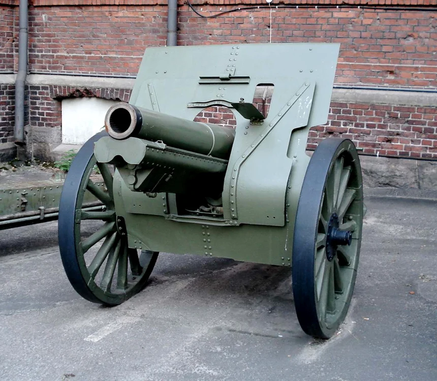 Obuzier M1910 de calibrul 122 mm, expus la Muzeul Militar din Helsinki (© Wikimedia Commons)