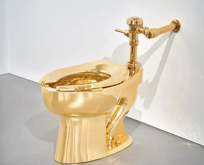 VIDEO Artistul care a vândut o banană cu 6 milioane de dolari a scos la licitație o toaletă din aur intitulată „America”. Prețul de pornire este uriaș