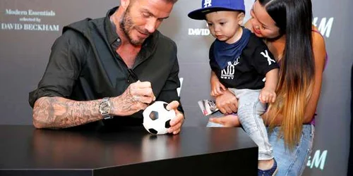 David Beckham se pozează şi dă autografe fanilor în timpul lansării Colectiei David Beckham H & M Essentials în Los Angeles California FOTO Guliver / Getty Images / Rachel Murray 