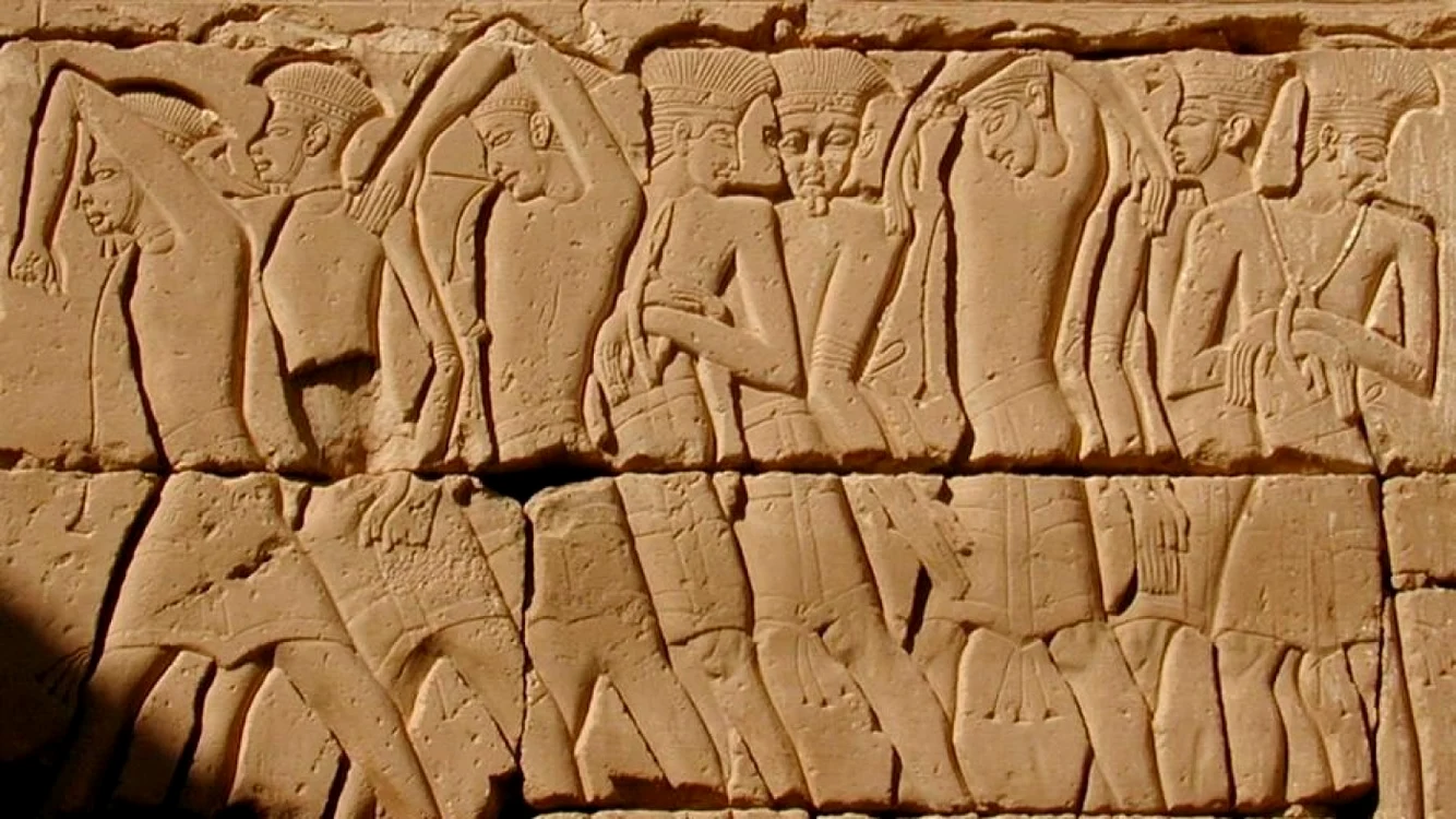 Filisteni luaţi prizonieri de egipteni, reprezentare de pe zidul templului de la Medinet Habu FOTO stiriletransilvaniei.ro