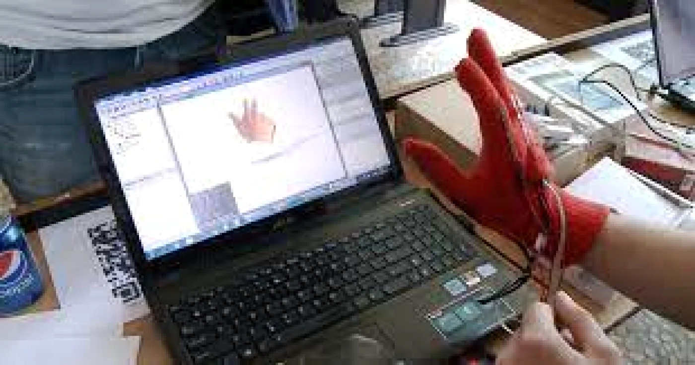 În fiecare an, Facultatea de Inginerie Electrică, Electronică şi Tehnologia Informaţiei îşi prezintă invenţiile, care câştigă pa bandă rulantă premii la concursurile naţionale şi internaţionale de invenţii