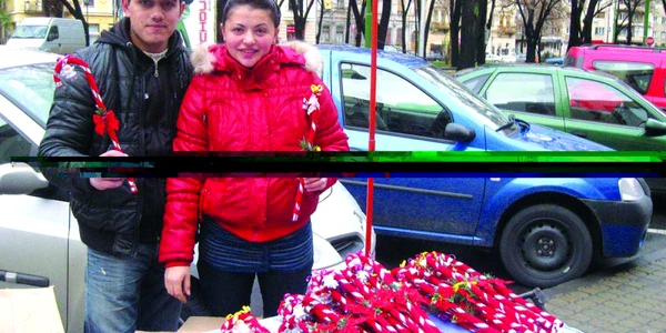 Florentina Durcă şi Marian vând nuieluşe pentru copiii neastâmpăraţi