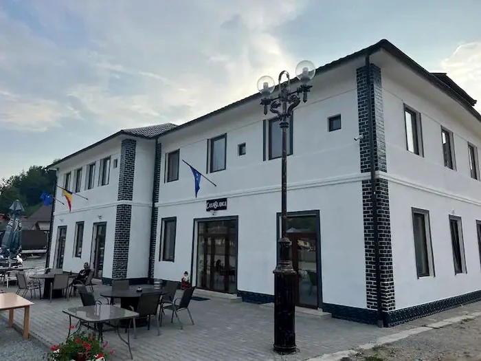 Gara din Câmpeni, transformată în pensiune Foto: Facebook