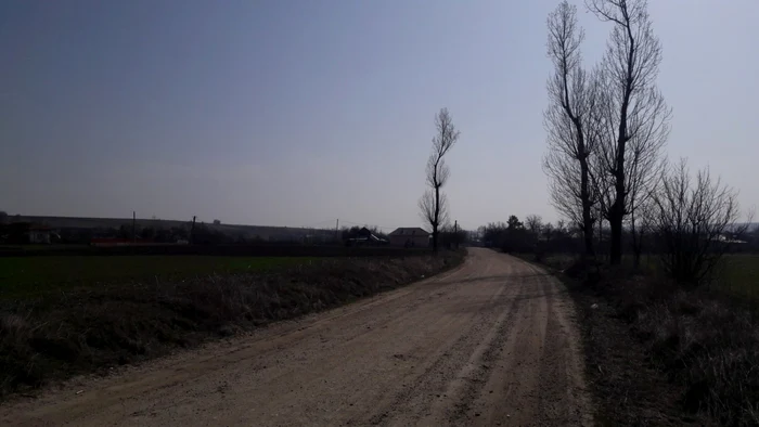 Sătenii din trei comune se roagă să le vină rândul la bucata de asfalt FOTO: Alina Mitran