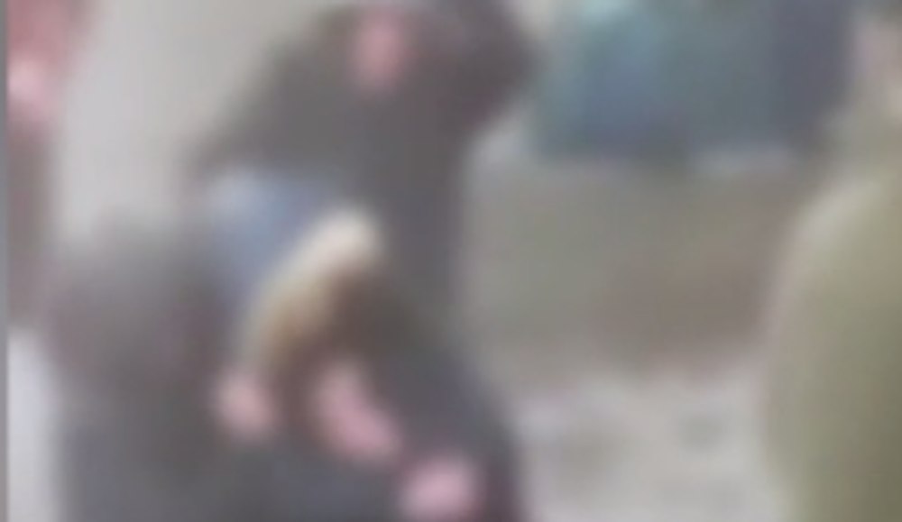 Hoț prins în flagrant și arestat. I-a furat unei fete portofelul cu acte, carduri şi bani | VIDEO