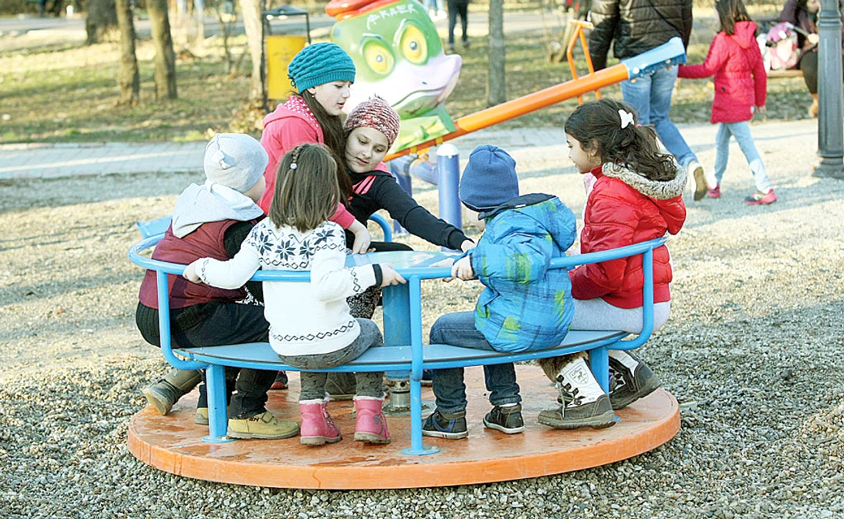 
    Vă puteți scoate  copiii la plimbare  prin parc   