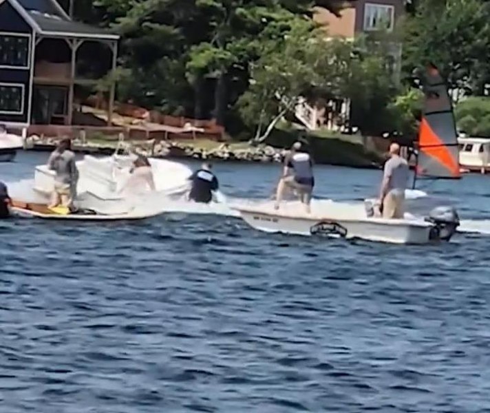 Imagini spectaculoase: momentul în care un adolescent sare de pe jet ski pentru a opri o barcă scăpată de sub control VIDEO