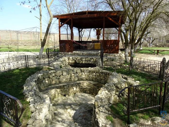 Izvorul de la Manastirea Sf. Dionisie Exiguul si Sf. Efrem din Gura Dobrogei / foto: wikipedia