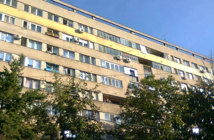 
    Bărbatul stă de mai bine de 3 ore urcat pe un bloc din cartierul Militari   