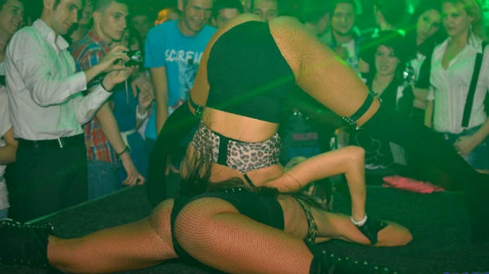 
    Dansatoarele fac un show incredibil în spectacole  