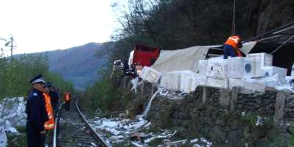 Valea Oltului blocata cu masini de spalat