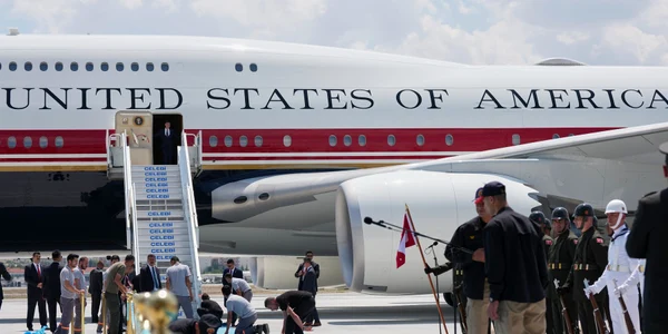 Aeronava Air Force One care l-a adus pe Trump în Ankara FOTO Profimedia 