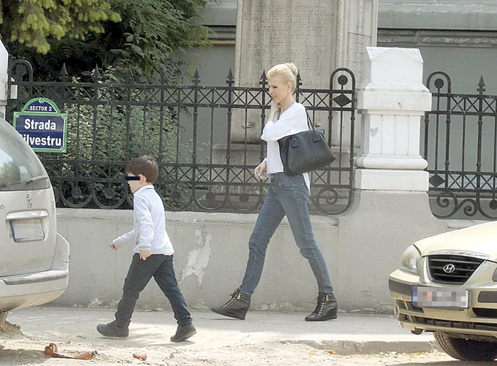 Cântăreaţa, aici cu fiul ei, Dragoş 