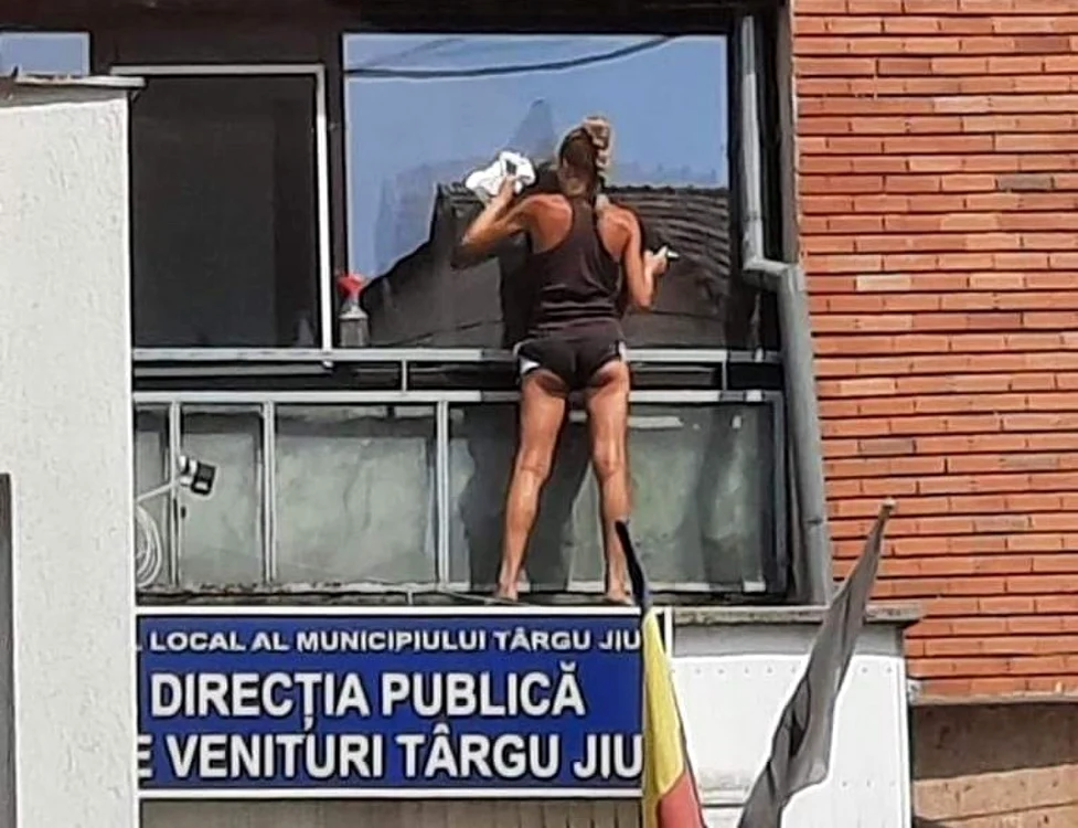 Fotografia cu tânăra care şterge geamul unui apartament a devenit virală              Foto: Facebook