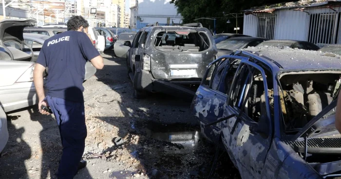 Un poliţişt inspectează mai multe maşini afectate FOTO Reuters