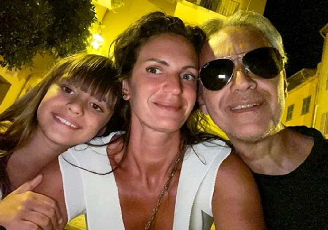 Andrea Bocelli, soția și fiica lor, Virginia, în Saint Tropez