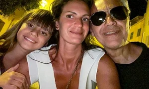 Andrea Bocelli, soția și fiica lor, Virginia, în Saint Tropez jpeg