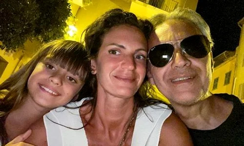 Andrea Bocelli, soția și fiica lor, Virginia, în Saint Tropez jpeg