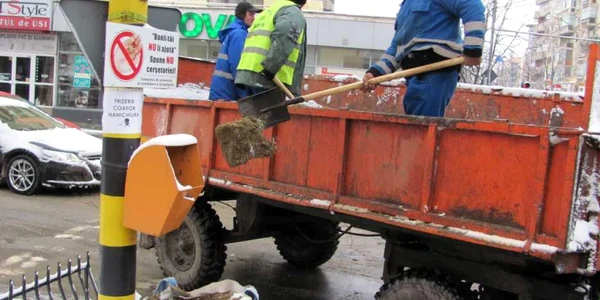 Muncitorii de la Direcţia de Dezvoltare „alimentează” sacii din intersecţii cu nisip şi sare