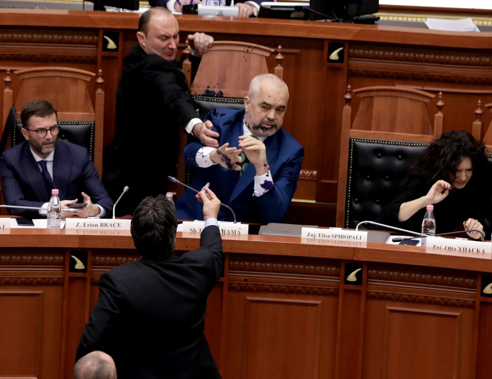 
    Edi Rama a primit o seringă cu cerneală în plină fațăFoto: EPA  