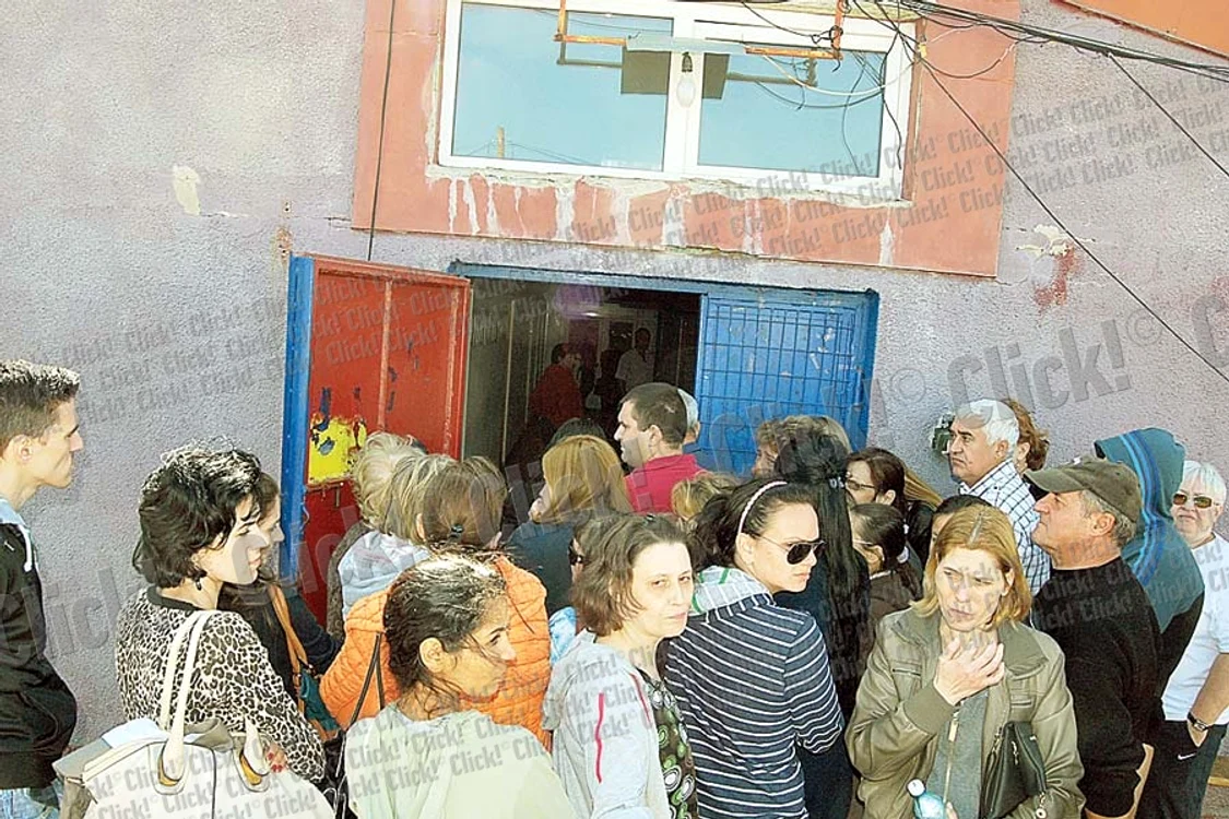 Anişoara Marin (58 de ani) a stat la coadă mai bine de cinci ore ca să o ia acasă pe Muky, o căţeluşă din rasa Husky (Fotografii: Roberto Sălceanu)