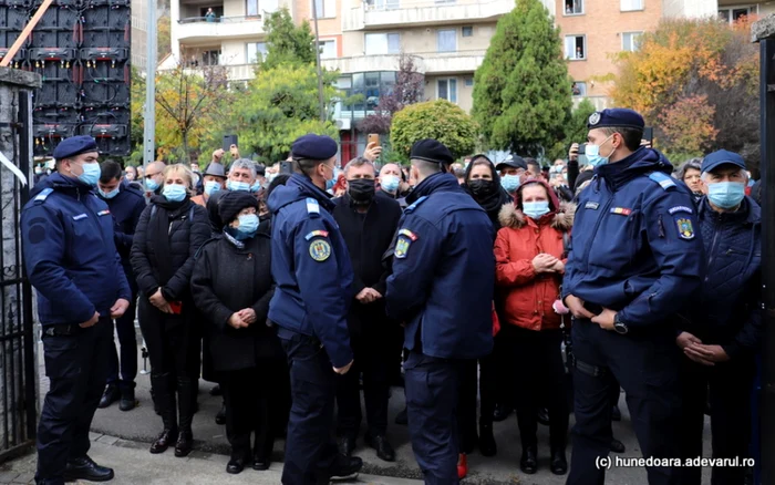 episcopul devei si hunedoarei inmormantat la deva foto daniel guta adevarul