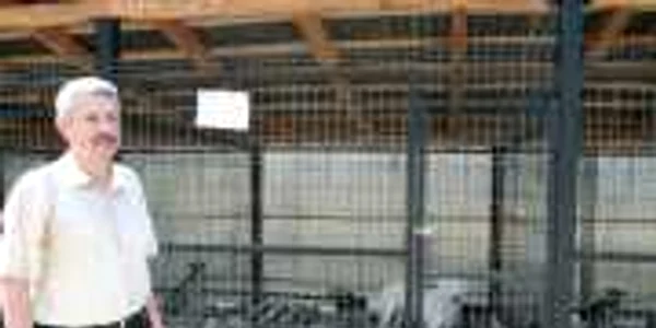 Primarul Emilian Frâncu a trecut pe la Adăpostul de câini de la Feţeni