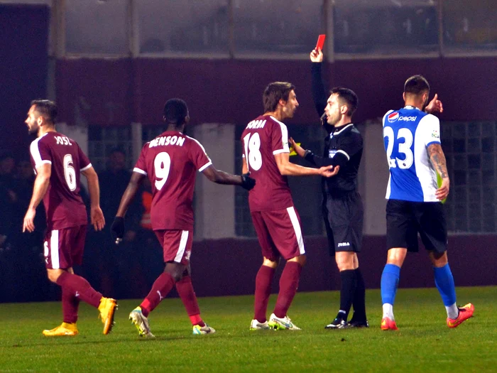 Arbitrul George Găman, fratele fotbalistul Astrei, Valerică Găman, a făcut măcel printre rapidiştiFoto Click!