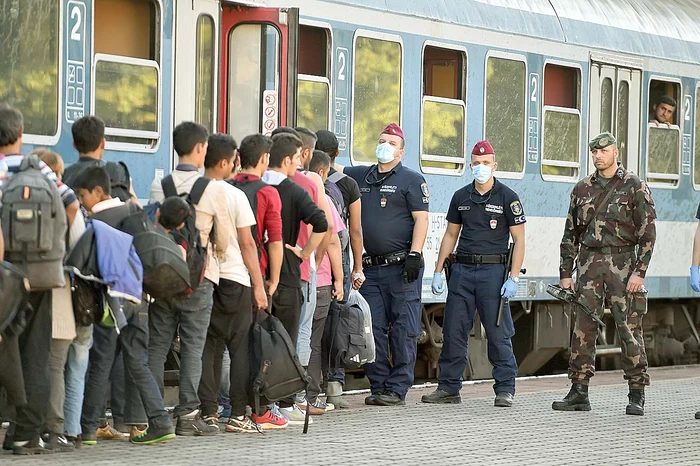 În Ungaria, 5.114 imigranţi au fost reţinuţi în raiduri ale poliţiei