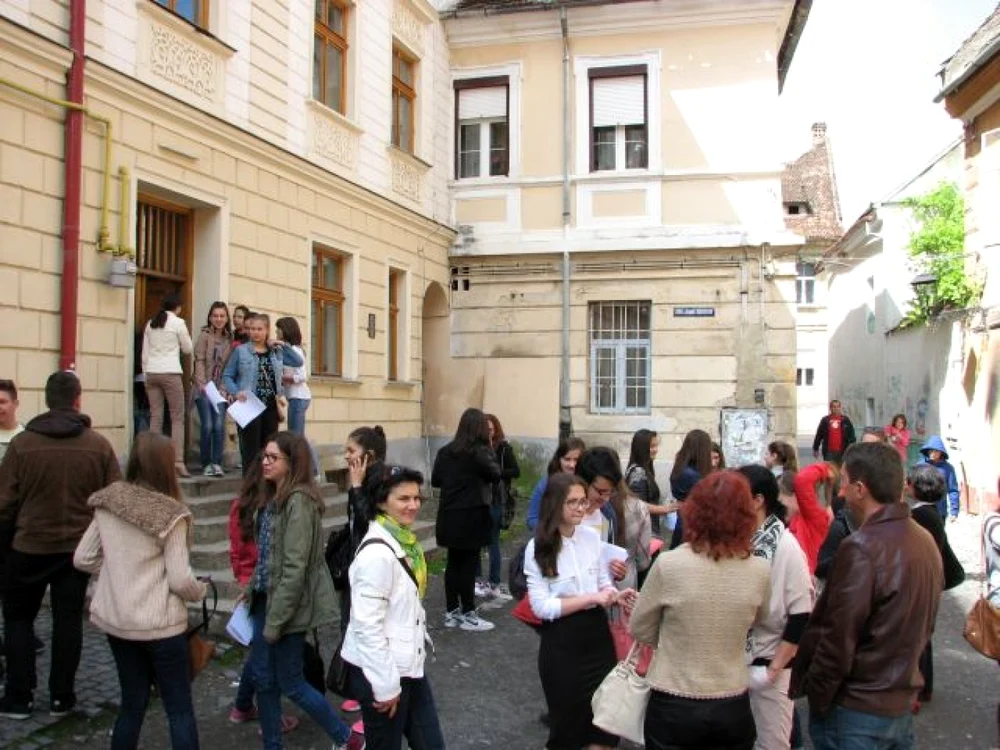 La Colegiul Naţional „Johannes Honterus” elevii spun că subiectele au fost foarte uşoare i că vor lua note mari. Foto: Sebastian Dan