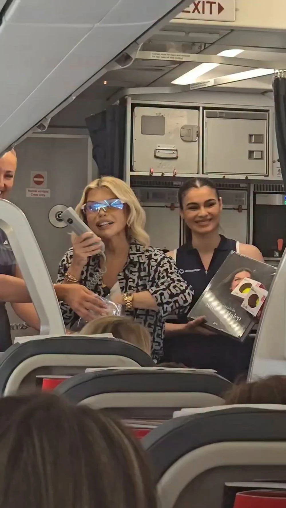 „Regina noastră, Nadia Comăneci!” Moment inedit într-un avion: Loredana Groza i-a cântat campioanei „Trandafir de la Moldova”
