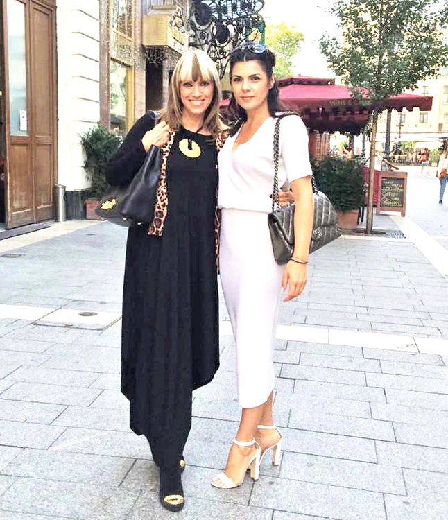 Fosta cântăreaţă, alături de prietena ei, Mihaela Constantinescu